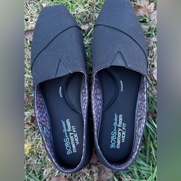 Shoes - Skechers BOBS black slip-on flats with memory foam comfort 🖤